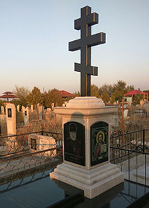 мраморный памятник с крестом и гранитной черной вставкой